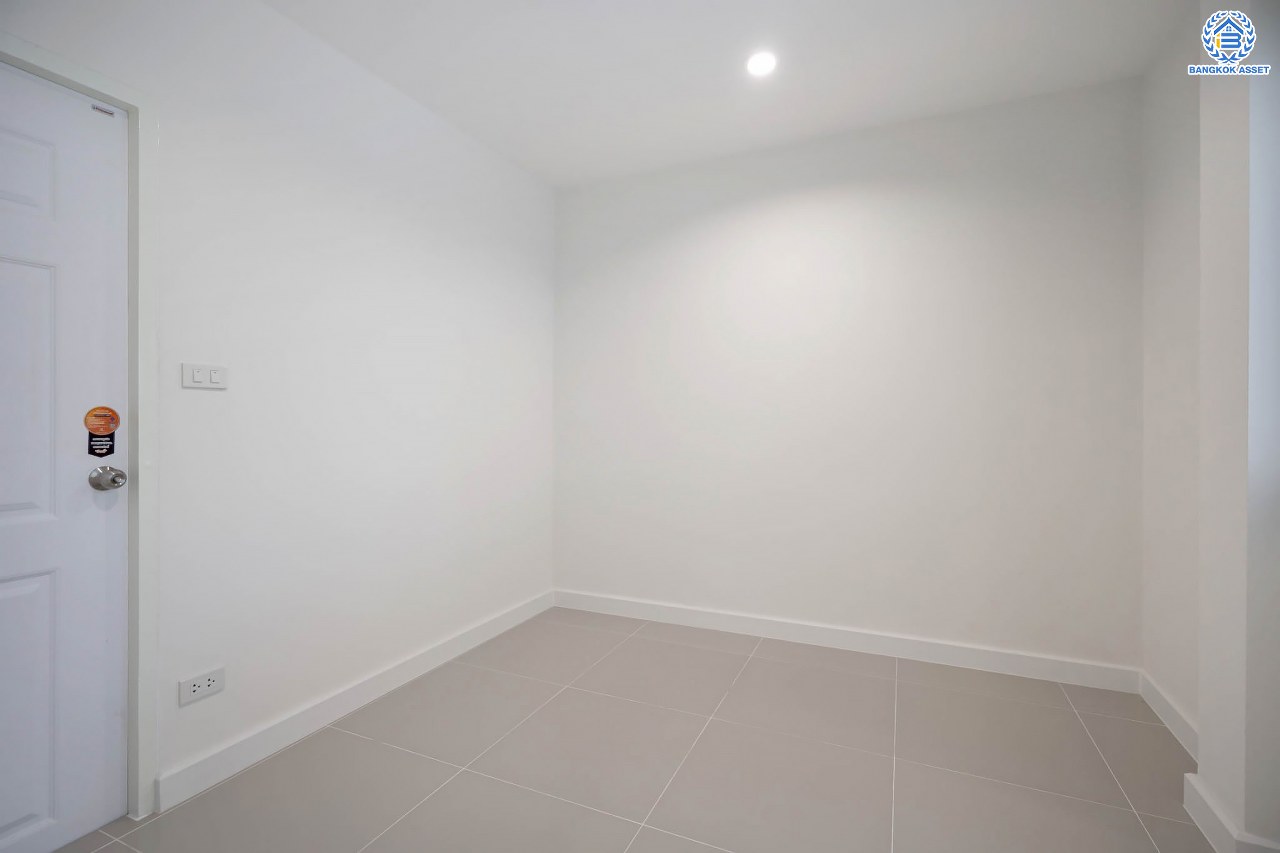 บ้านมือสองตกแต่งใหม่ โครงการ กฤษดานคร16-17 บรมราชชนนี-พุทธมณฑลสาย3 เนื้อที่ 60 ตร.ว. ฟังก์ชัน 3 ห้องนอน 3 ห้องน้ำ 1 ห้องอเนกประสงค์ จอดรถได้ 1 คัน บนทำเลศักยภาพ เชื่อมต่อเมืองอย่างรวดเร็ว ใกล้ทางคู่ขนานลอยฟ้าบรมราชชนนี ม.มหิดล และเซ็นทรัลศาลายา